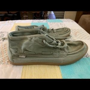 Vee K Shawn - Olive colored Sanuk